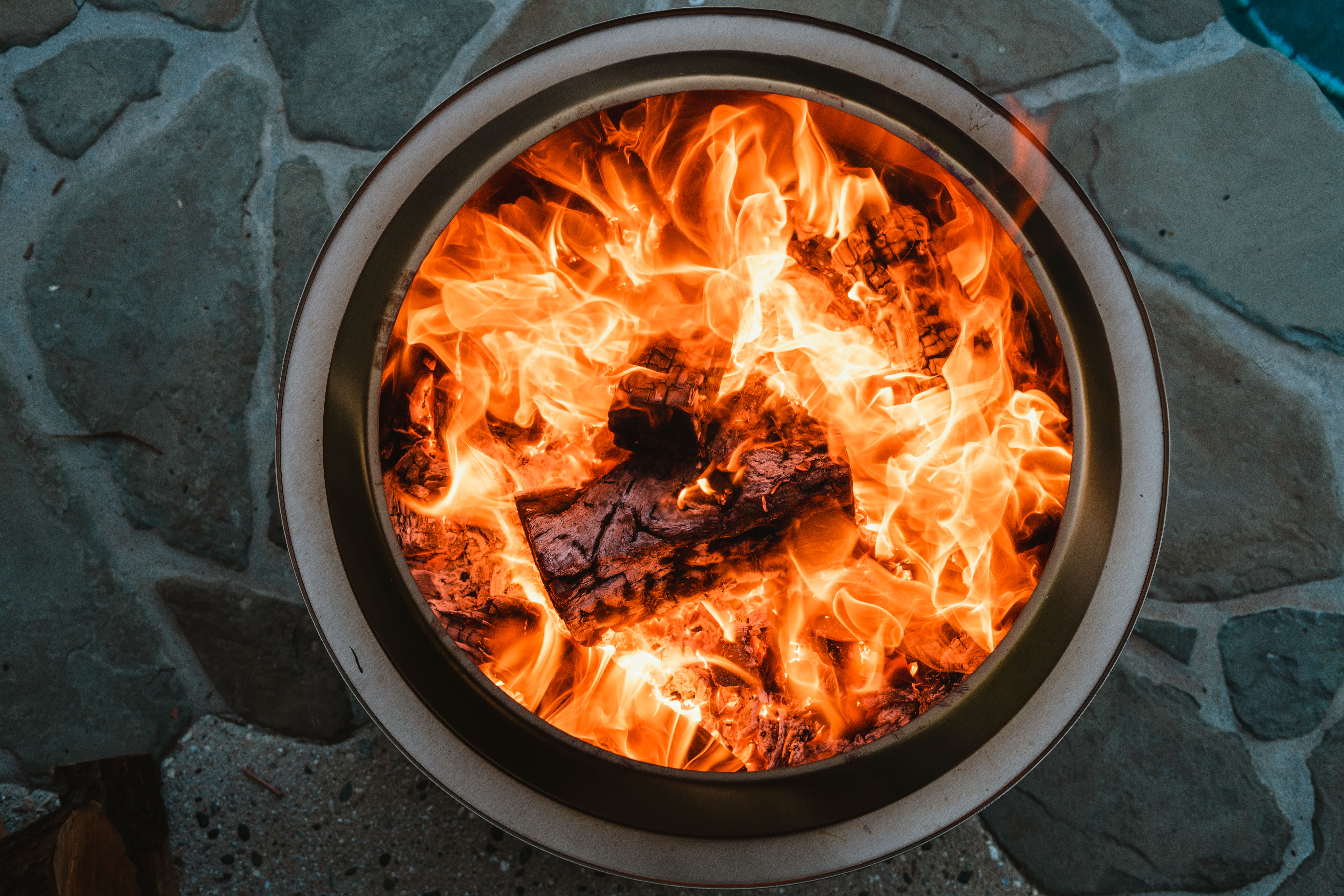 Yukon 27" Fire Pit + Torches Bundle