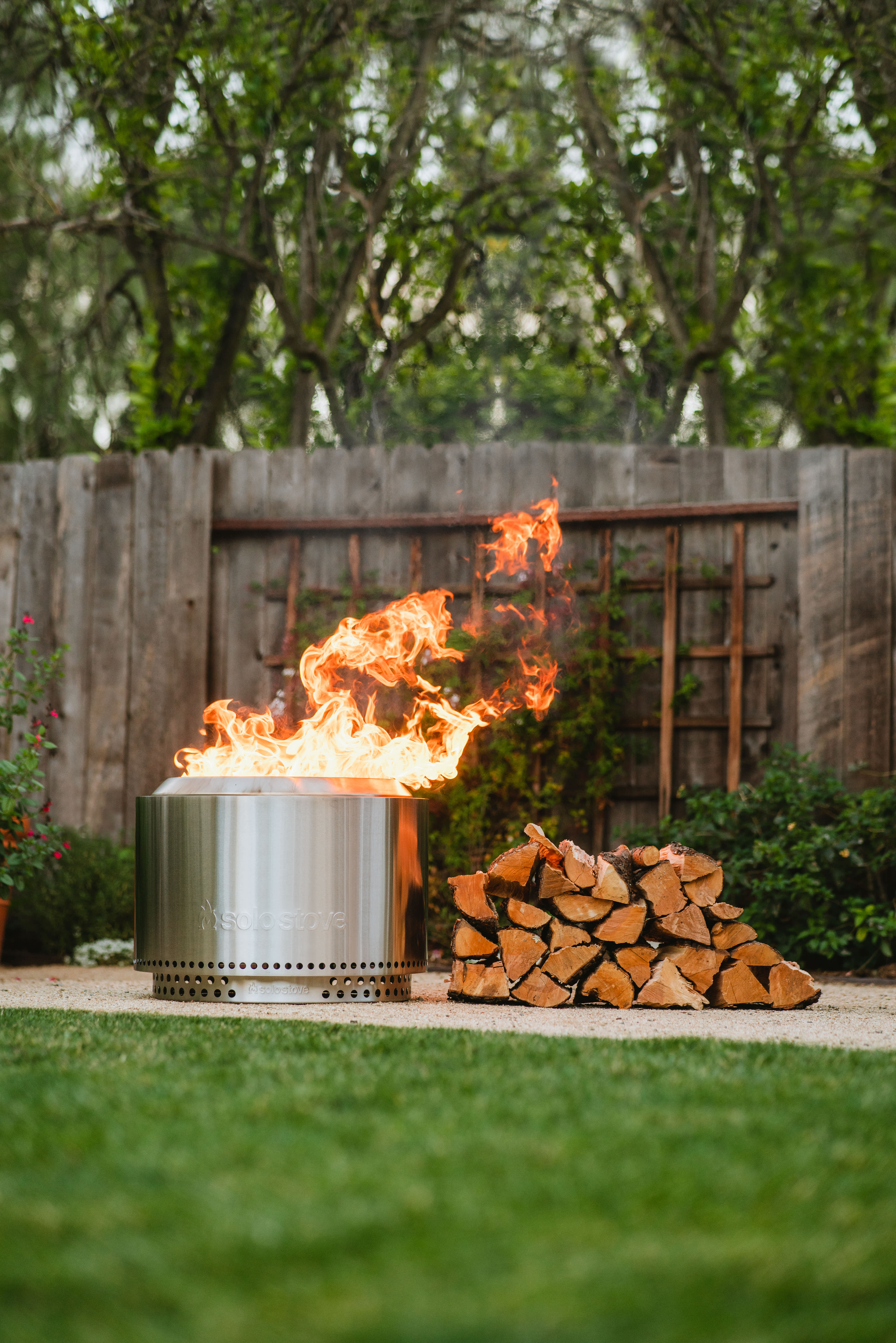 Yukon 27" Fire Pit + Torches Bundle
